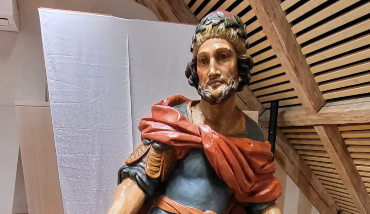 Ukradená socha Piláta Pontského se po 17 letech vrátí do Římova