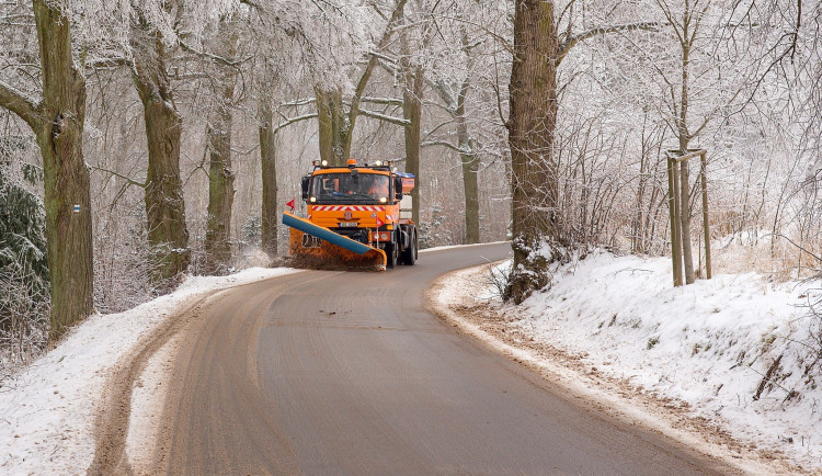 Letošní zima dává silničářům pořádně zabrat, v Brně jim málem došla sůl