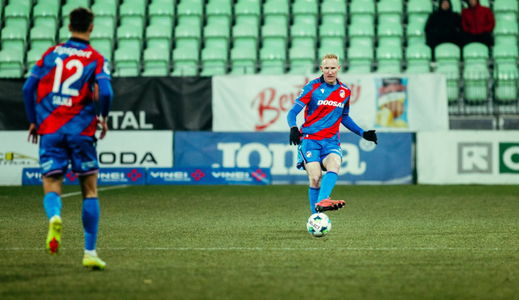 Fotbalisté Plzně vyhráli v Olomouci 2:1 a v neúplné tabulce jsou třetí
