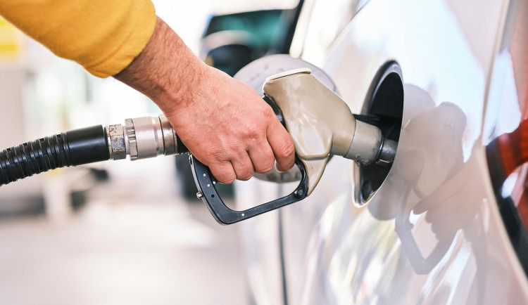 Benzín do nádrže, vodku do úst. Šofér v Brně vydatně popíjel přímo na pumpě