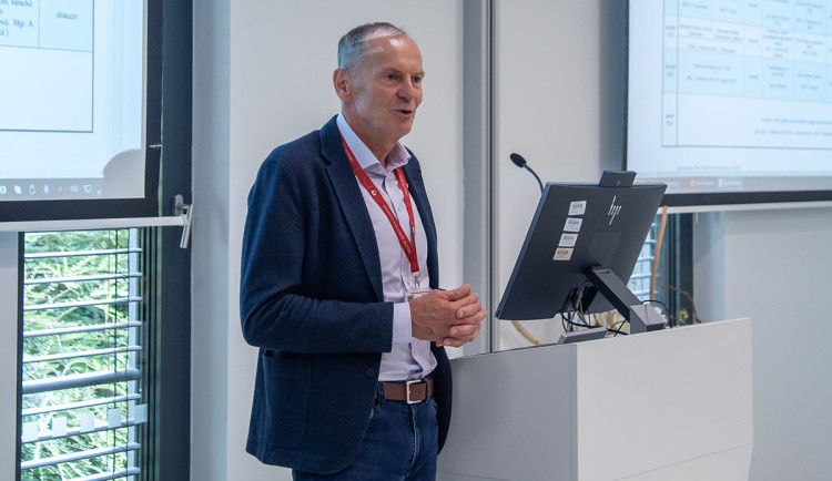 Tlak na post ředitele FN Olomouc kvůli kauze defibrilátorů? Stovky lidí vyjadřují podporu peticí