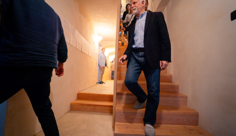 Prezidentova správná sousedská návštěva pražských Buďánek. Dostal papuče a linecké