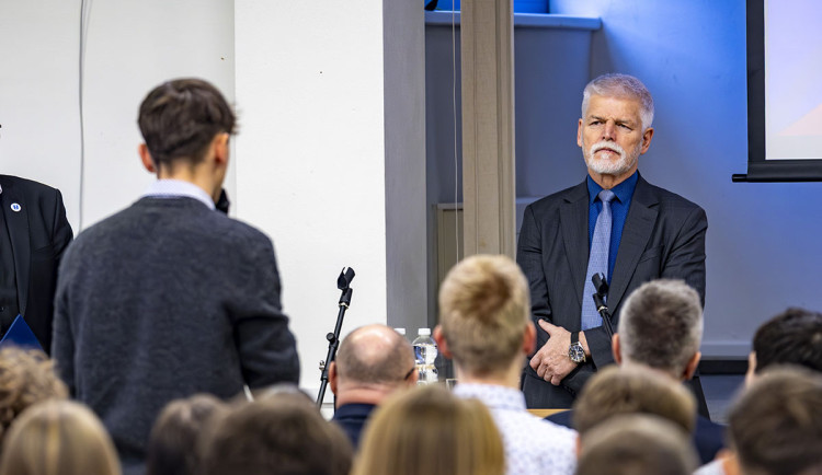 ANKETA: Prezident na besedě ve škole? Odborník shrnul pravidla i možné přínosy