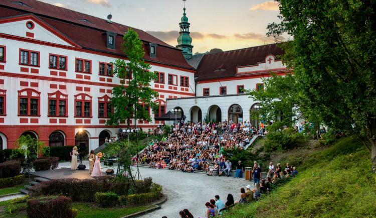 Pobočka základní umělecké školy v Liberci by v zámku měla být od podzimu 2030