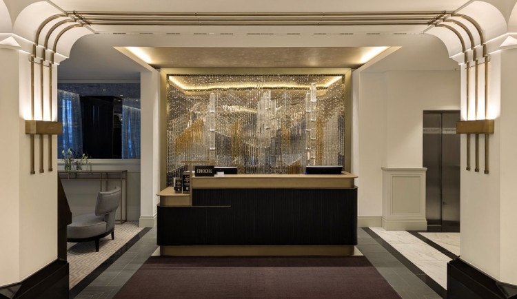 Na Českolipsku vznikla skleněná instalace pro pražský Hilton, připomínající panorama Prahy