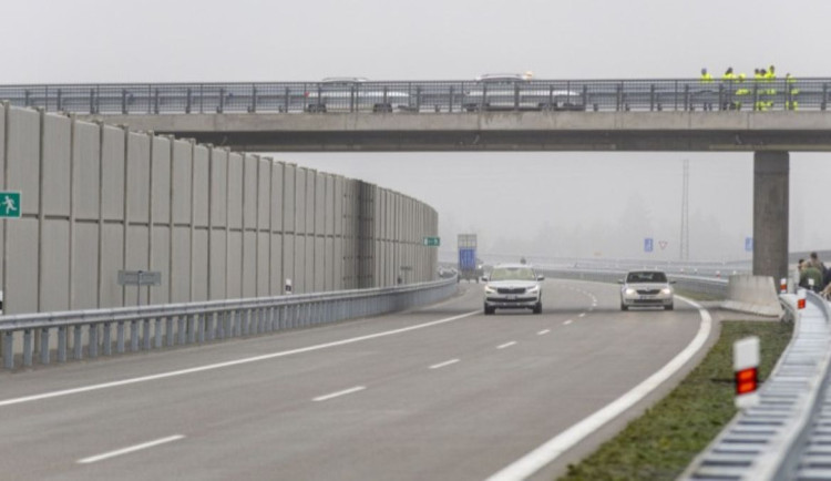 D1 je příliš hlučná, zlobí se lidé z okolí nové dálnice u Přerova. Silničáři provedou měření