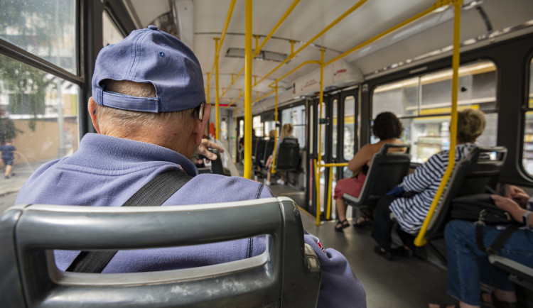 Víkendová výluka mezi zastávkami Anděl a Újezd. Část linek je odkloněna přes centrum