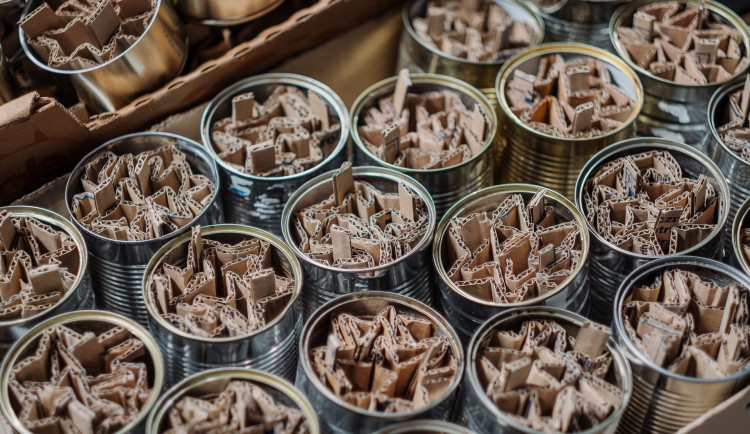 Skauti vyrábí v Holešovicích svíčky pro Ukrajinu, prosí o plechovky