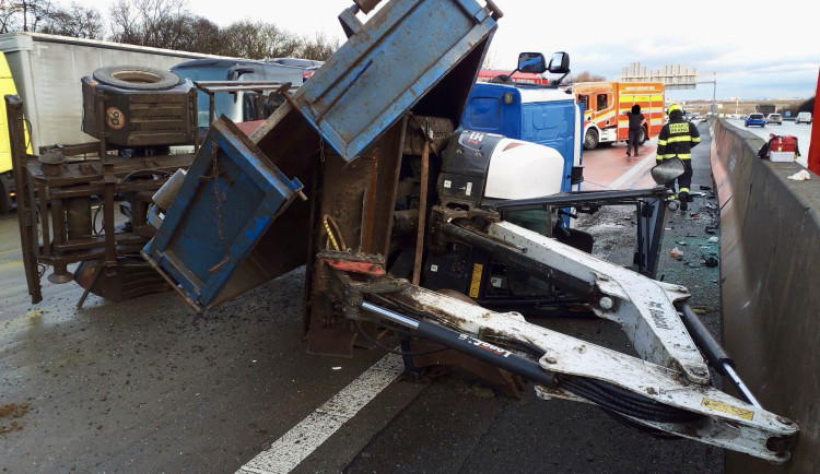 Na Pražském okruhu se převrátil náklaďák převážející bagr, tvořily se kolony