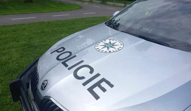 Třiatřicetiletý muž v Jihlavě neplatil za telefon. Po omezení začal s vydíráním