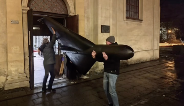 Ruský dron přečkal noc v opavském kostele. Město ho na svém pozemku nechtělo