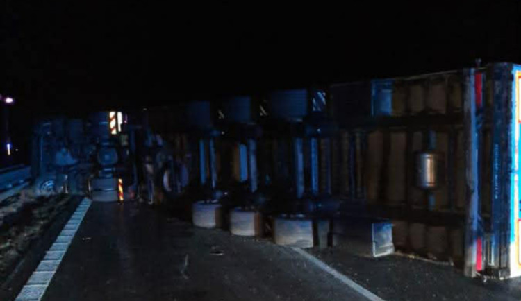 Na dálnici D2 u Břeclavi se v noci převrátil kamion, řidiči museli přes Slovensko