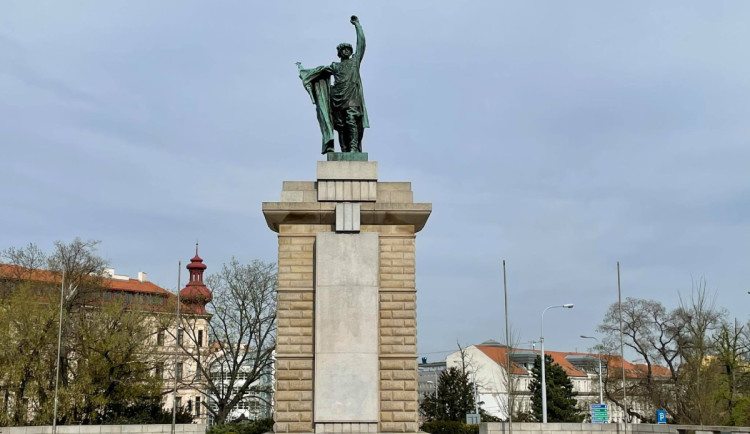 Brněnští liberálové se chtějí zbavit pomníku rudoarmějce na Moraváku, sbírají podpisy