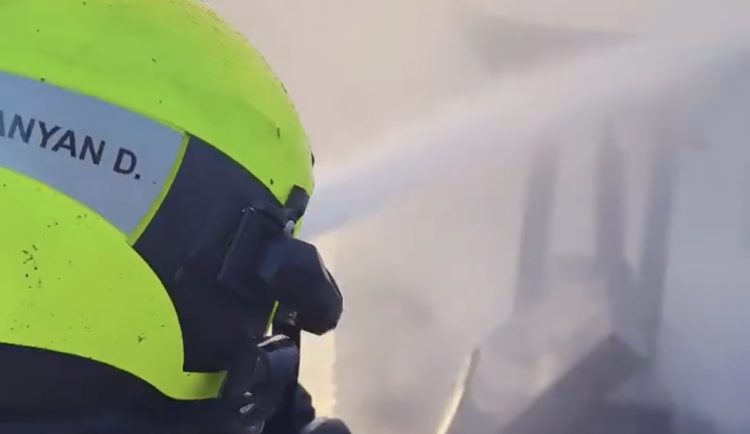 Při požáru budovy u vrakoviště v Lomnici se zranila jedna osoba