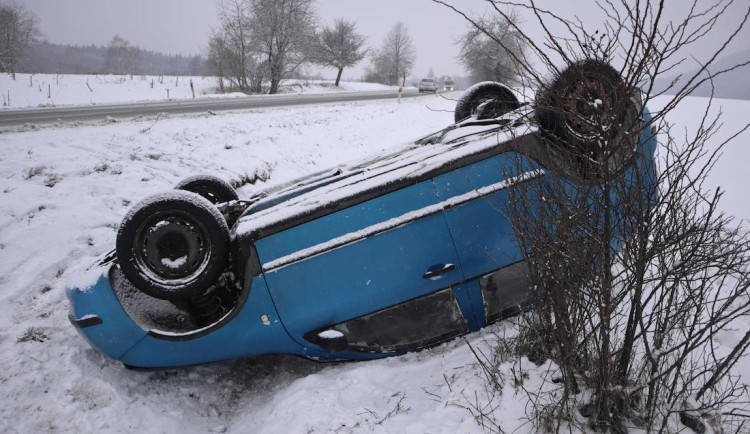 Řidič nezvládl jízdu a otočil auto na střechu, nadýchal přes jedno promile