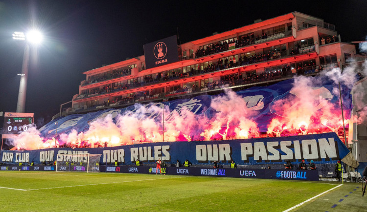 Statisíce za pyrotechniku. UEFA opět potrestala Sigmu Olomouc