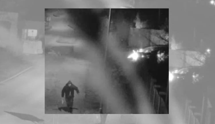 VIDEO: Žhář zapálil auta zastupitele a utekl. Policie zveřejnila záznam z Hluboké