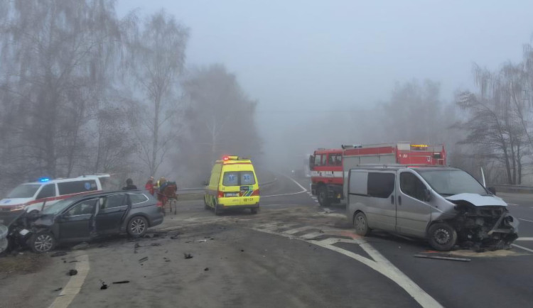 Dvě vozidla, tři zranění. Záchranné složky zaměstnala dopolední nehoda u Skuhrova