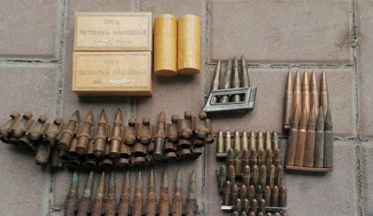Policisté našli před služebnou TNT. Zbraňová amnestie přináší bizarní i cenné úlovky