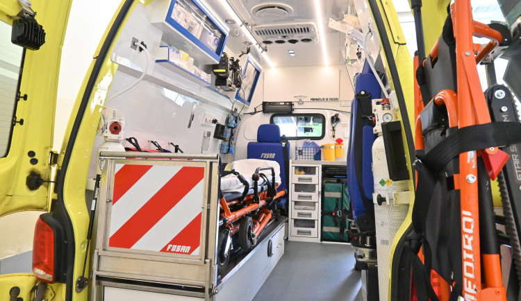 Muž ve Světlé napadl nožem svoji partnerku. Pro zdravotníky měl ale jiný příběh