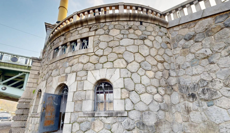 Konec turistické pasti. U Čechova mostu přibude nová kavárna pro místní