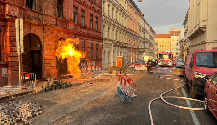 Požár plynovodu na Letné uhasili po čtyřech hodinách, přes tisíc odběratelů bylo bez plynu