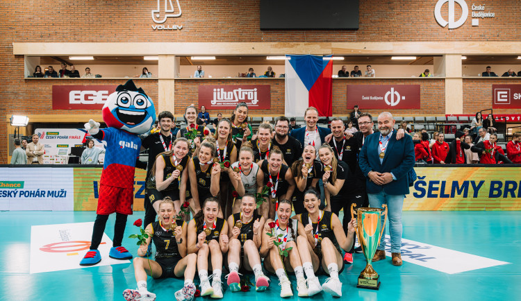 Volejbalové Brno v euforii. Šelmy útočí na titul, muži ladí formu na předkolo