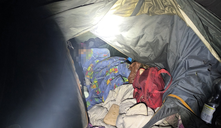 Děti nalezené ve stanu u kbelského letiště jsou už u pěstounů