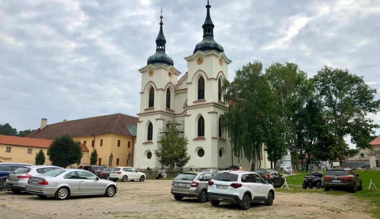 Ani klášter v Želivě ho nezastavil. Zloděj zkoušel vykrást kasičku