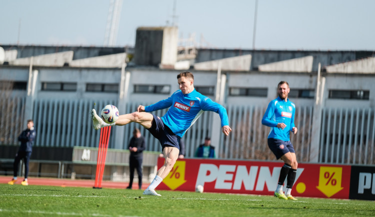 Úkoly pro Koubka: napodobit Brücknera, utnout českou pohodičku a rozpohybovat Schicka