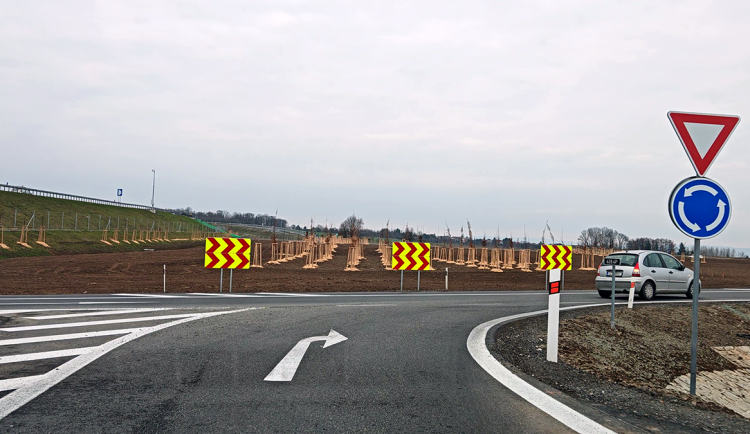 Místo jedné desky šest. Kontroverzní kruháč pod D35 u Olomouce dostal nové značky