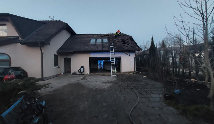 Podezřelý požár v Českém Vrbném poškodil rodinný dům, policie hledá žháře