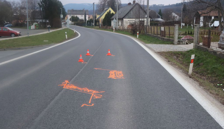 Změnu směru ukázal až na poslední chvíli. Cyklista na Jesenicku narazil do auta