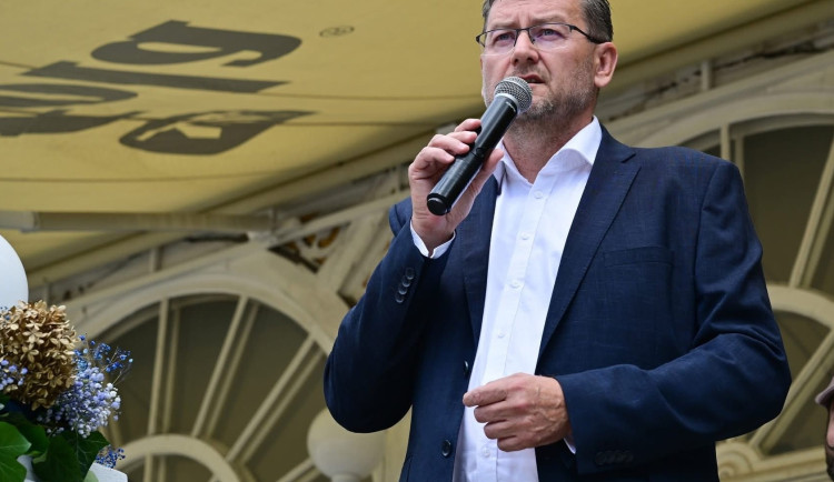 Primátora Karviné Jana Wolfa měla zadržet policie. Opozice žádá rezignaci