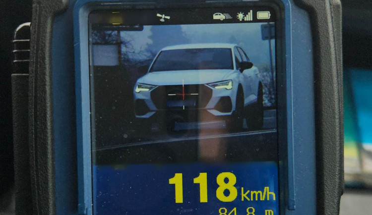 Řidička letěla stovkou v Opavě, policie jí na místě zabavila řidičák