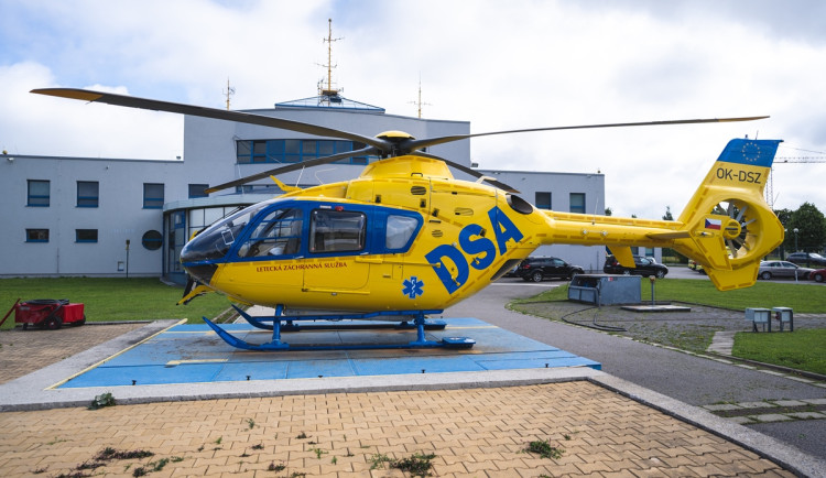 Žena, kterou na Třebíčsku srazilo auto, v nemocnici zemřela. Neštěstí šetří policie