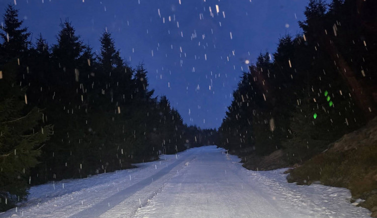 Sněhový příval potěšil lyžaře na Jesenicku. Silnice jsou s opatrností sjízdné