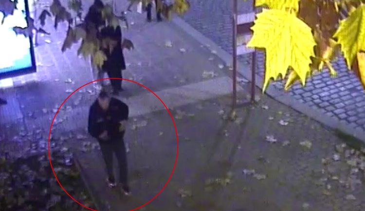 Bezdůvodné napadení na pražské zastávce. Muž skončil se zlomenou čelistí