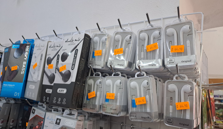 Padělky za statisíce zaplavily jižní Čechy. Celníci zabavili hračky i sluchátka