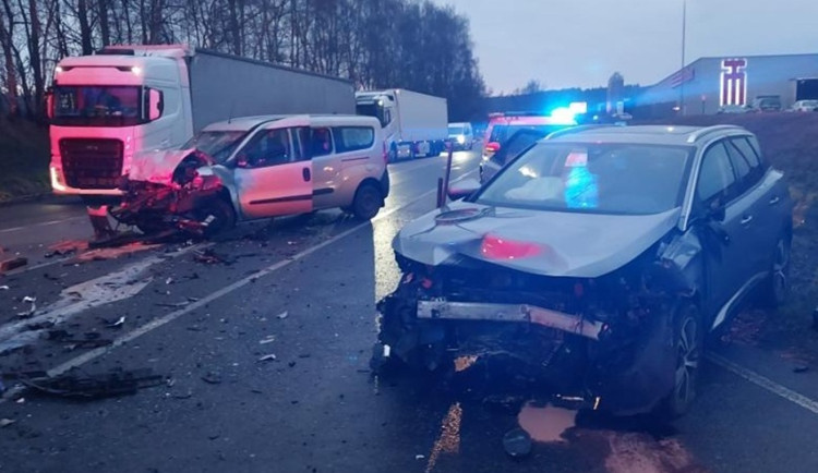 Frekventovanou silnici u nájezdu  na dálnici dnes ráno uzavřela dopravní nehoda