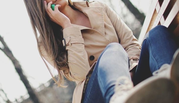 Láska na dálku skončila podvodem, žena obrala muže o tisíce na benzín i dálničku