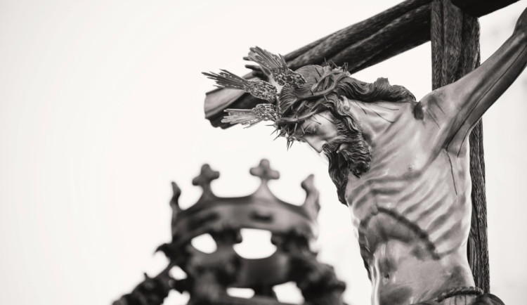 Velký pátek: Během nejtiššího dne v roce nejsou povoleny pohřby. Nehýbejte se zemí