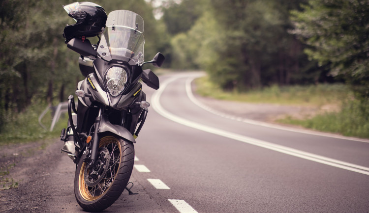 U Chvalešovic se vyboural motorkář. Jeho spolujezdkyně je v kritickém stavu