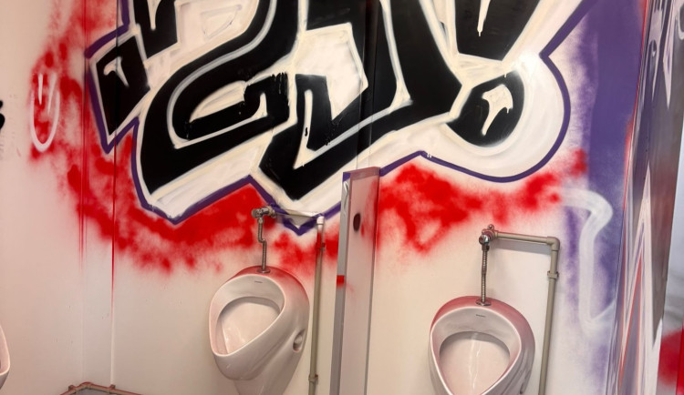 Fanoušci Zbrojovky posprejovali záchody Opavy. Statisícovou škodu řeší policie