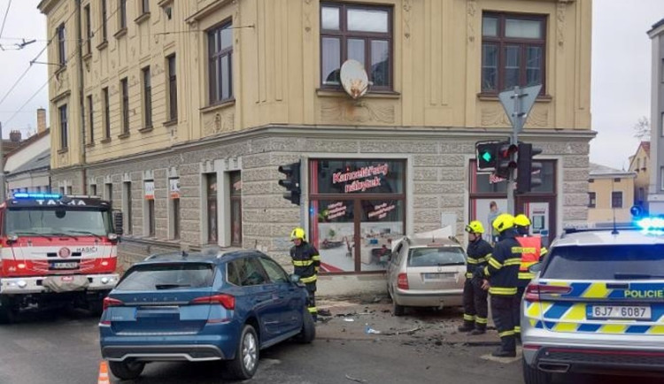 Na křižovatce v Jihlavě bourala dvě osobní auta. Fabia narazila do domu
