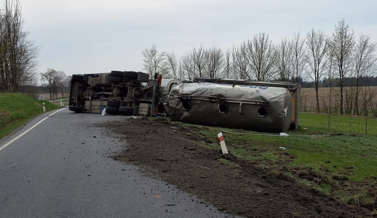 Řidič převážející mléko nezvládl řízení, převrátil cisternu na bok a zablokoval silnici