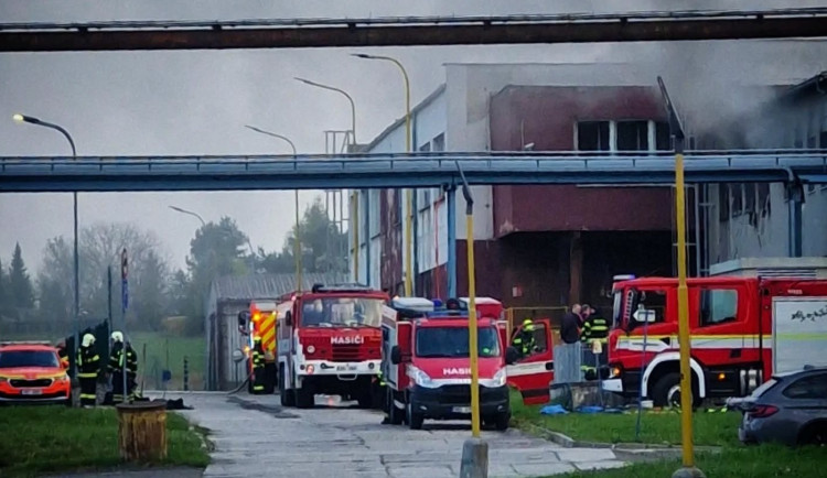 V přerovské Meoptě hořela rozvodna, firma vyrábí optiku i pro armádu. Nebyl to útok, sdělila firma
