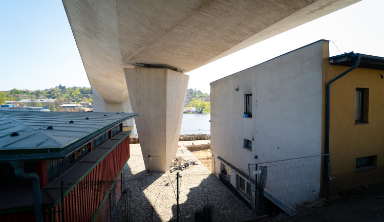 FOTO: Pilíř mezi domy, zátiší s kostelem. Prohlédněte si Dvorecký most očima architekta