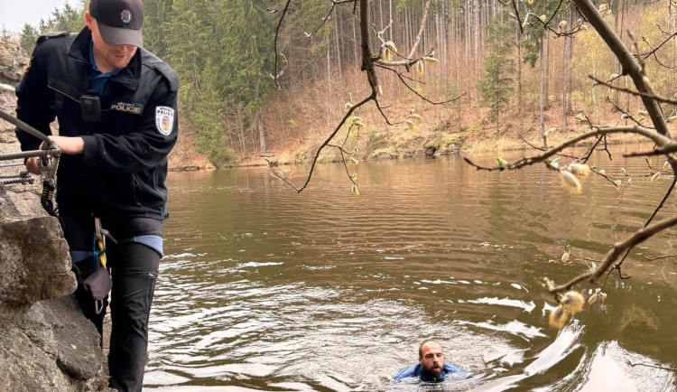 Vyčerpaná žena uvízla na ferratě, strážník sundal uniformu a plaval na pomoc
