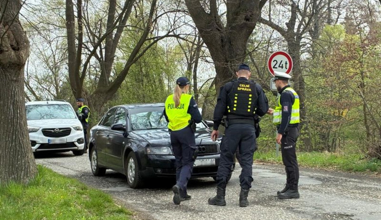 FOTO, VIDEO: Policisté v příhraničí zkontrolovali šest set aut a sedm set osob